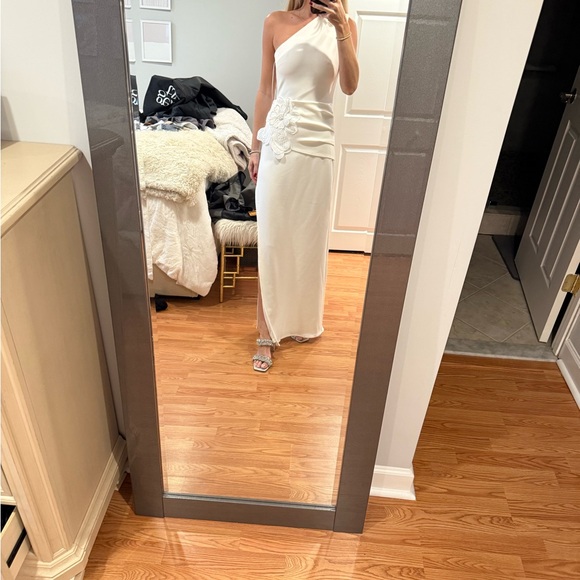 ELLIATT Janelle One Shoulder Gown In White - Picture 6 of 12